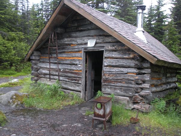 Public use cabin at Dewey Lake