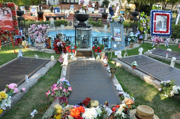 elvis presley grave