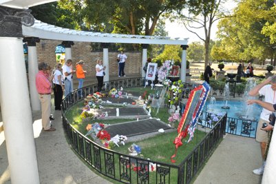 elvis presley grave